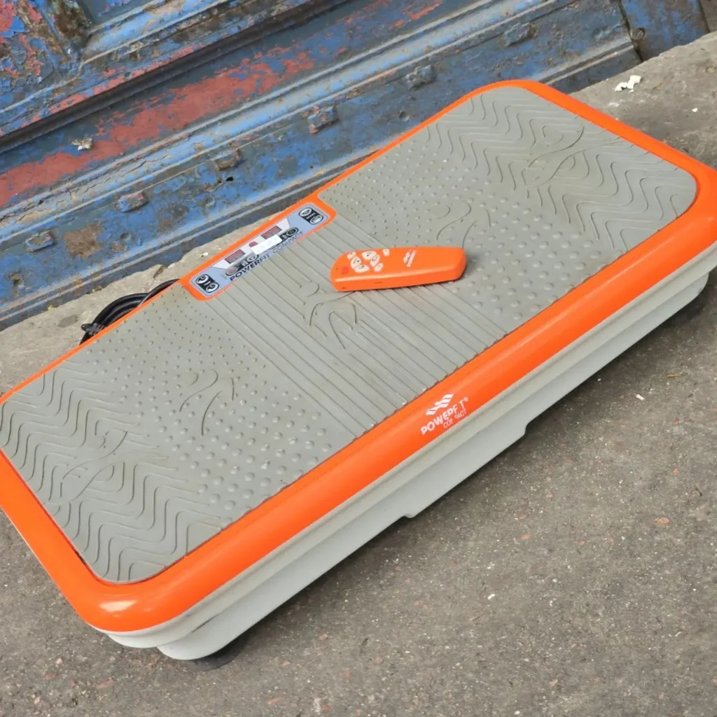 Plataforma vibratoria Powerfit Compact naranja y gris con control remoto. by Remates Narvaja