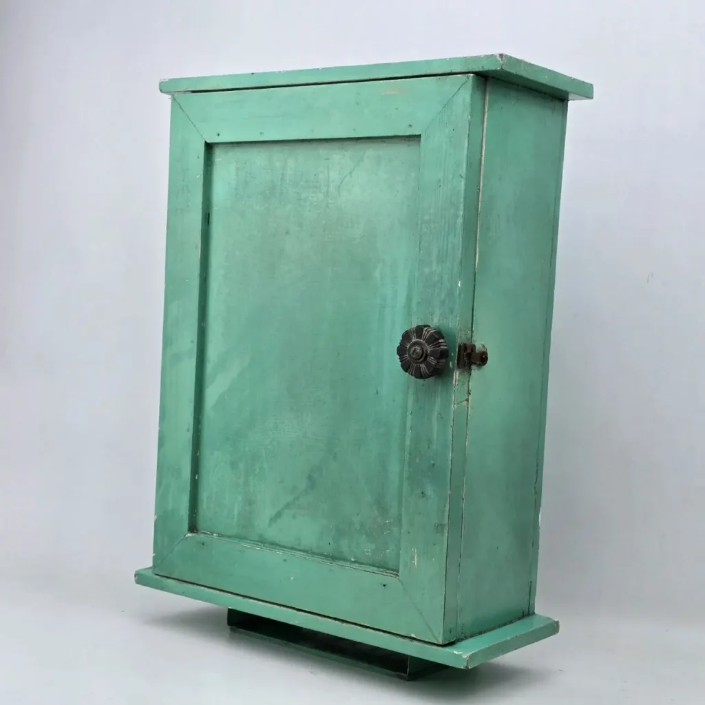 Gabinete de madera verde menta vintage con pintura desgastada y tirador decorativo. by Remates Narvaja