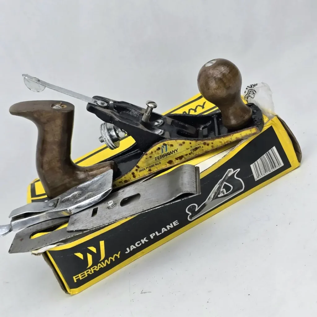 Cepillo de carpintero Ferrawy Jack Plane sobre su caja. by Remates Narvaja