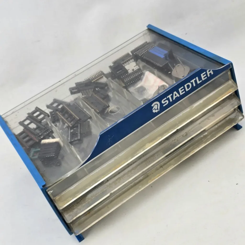 Organizador STAEDTLER azul con componentes electrónicos y sockets IC. by Remates Narvaja