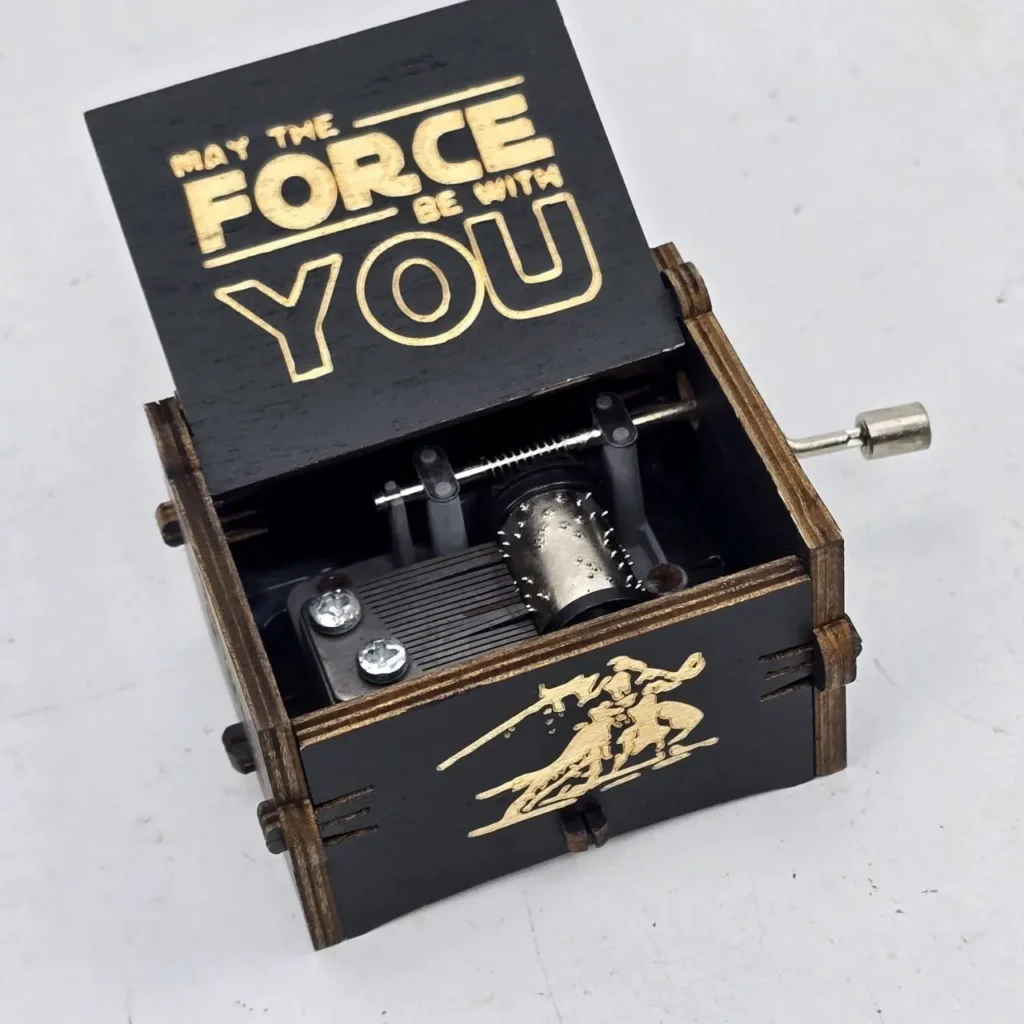 Caja de música de madera negra Star Wars con grabado "May the Force be with you" dorado. by Remates Narvaja