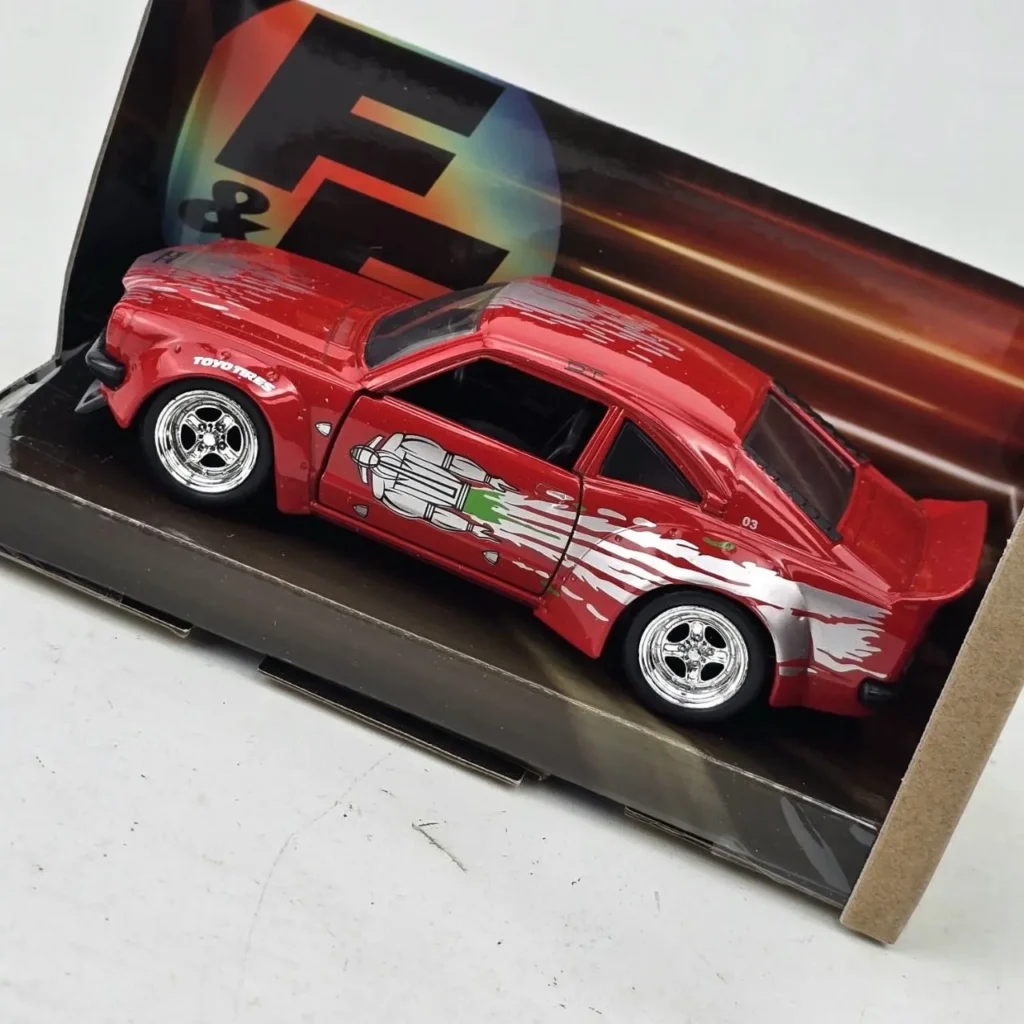 Modelo de coche die-cast rojo Fast & Furious con gráficos y llantas cromadas en su empaque. by Remates Narvaja