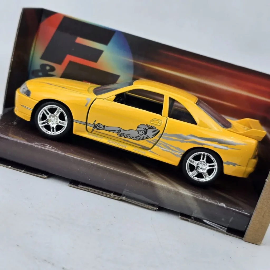 Modelo a escala amarillo de Fast & Furious con calcomanías laterales y alerón, en su caja. by Remates Narvaja