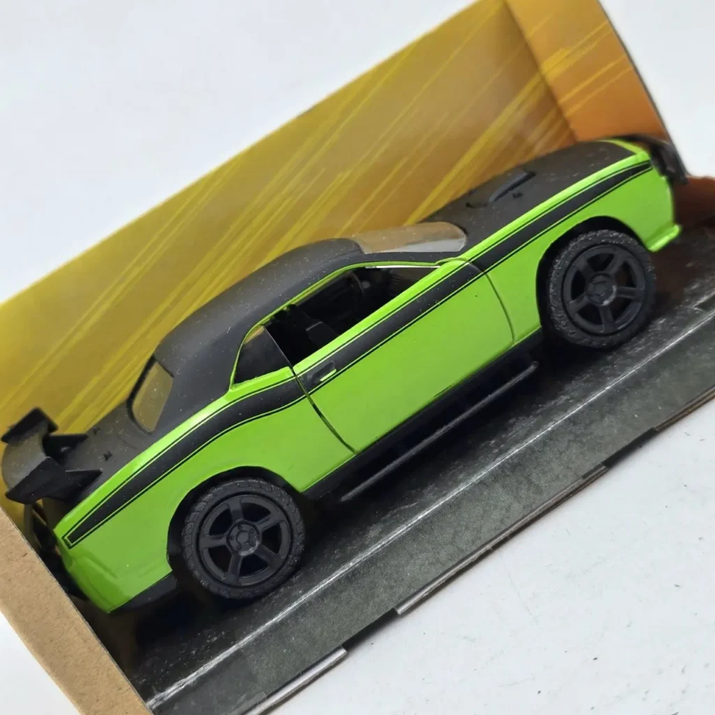 Modelo a escala Dodge Challenger verde con franjas negras y alerón. by Remates Narvaja