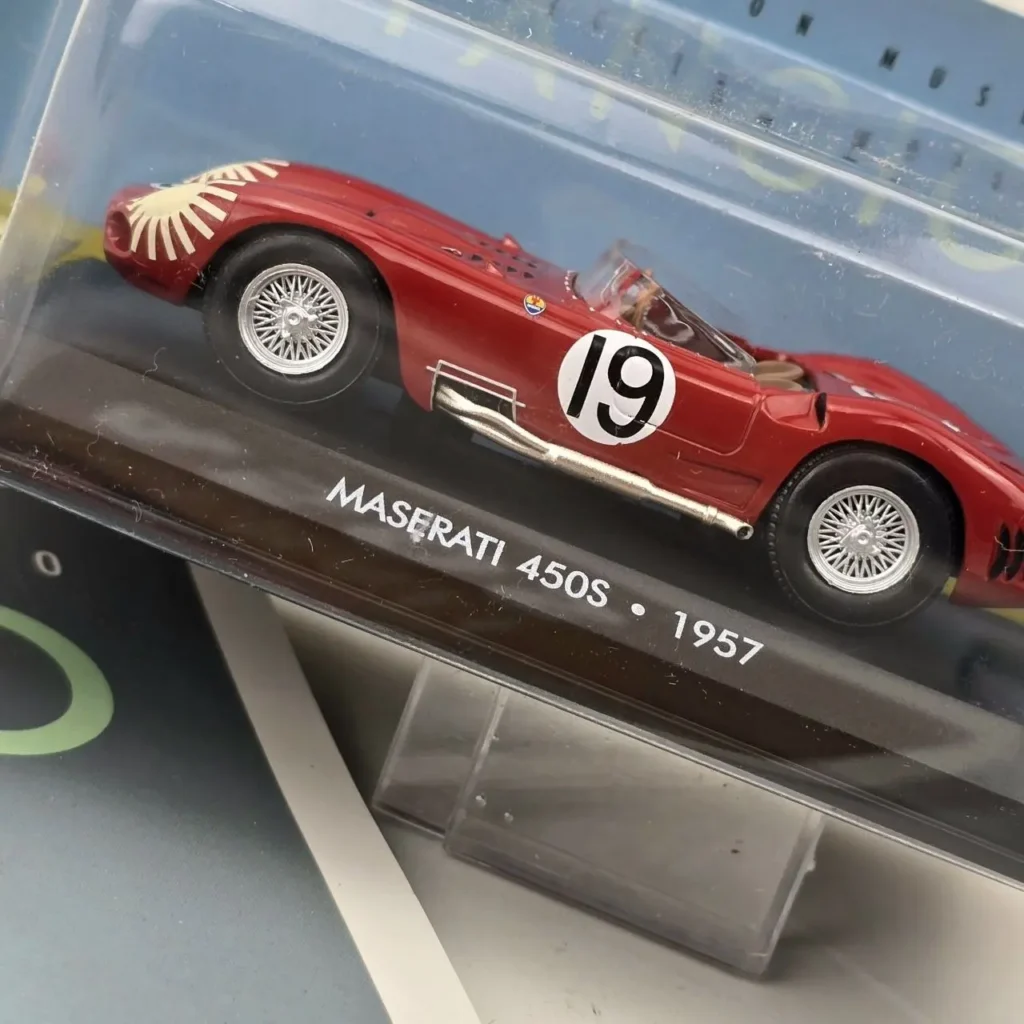 Maqueta de coche Maserati 450S rojo de 1957 en caja de exhibición. by Remates Narvaja