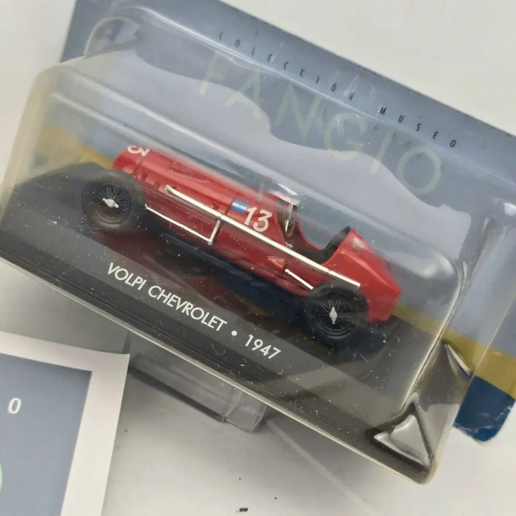 Modelo a escala Volpi Chevrolet 1947 rojo, número 13, de la colección Museo Fangio. by Remates Narvaja