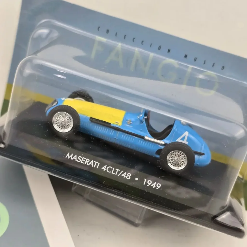 Modelo a escala Maserati 4CLT/48 de 1949, coche de carreras azul y amarillo, Colección Museo Fangio. by Remates Narvaja