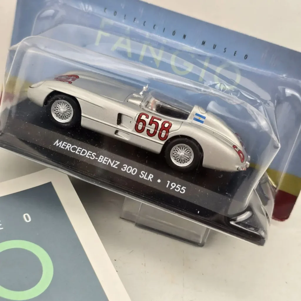 Modelo a escala Mercedes-Benz 300 SLR 1955 plateado de la colección Fangio. by Remates Narvaja