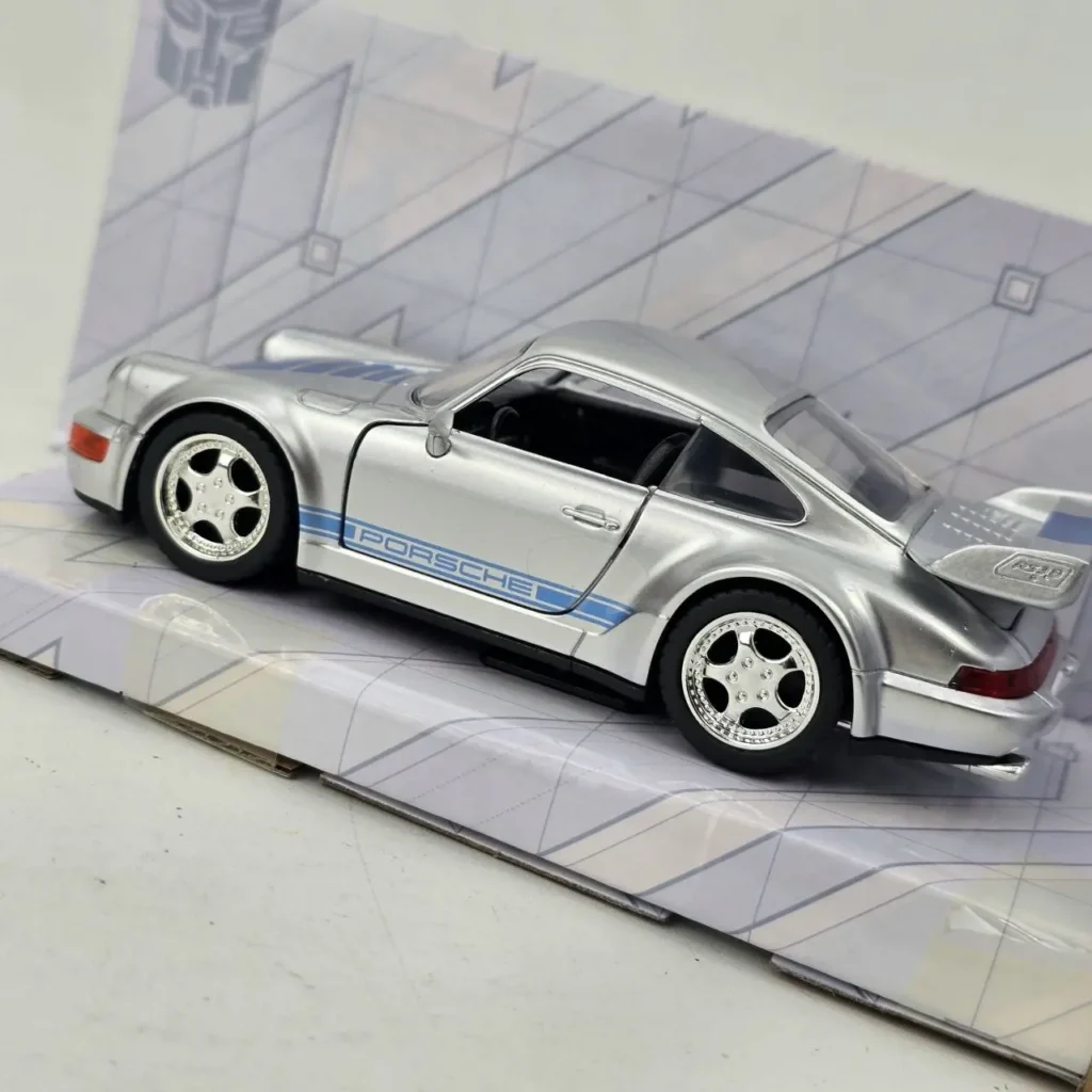 Modelo a escala Porsche 911 plateado con rayas azules. by Remates Narvaja