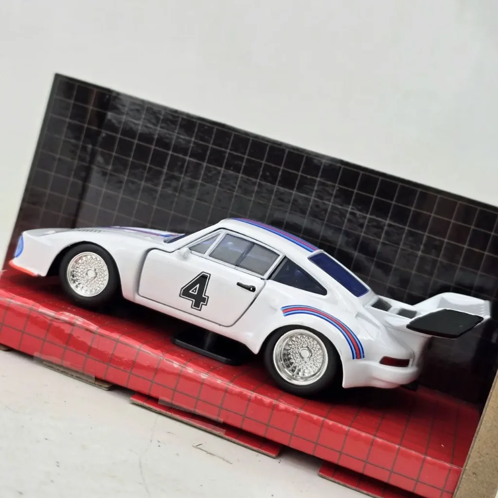 Maqueta de coche Porsche 935 Martini Racing blanco con número 4. by Remates Narvaja