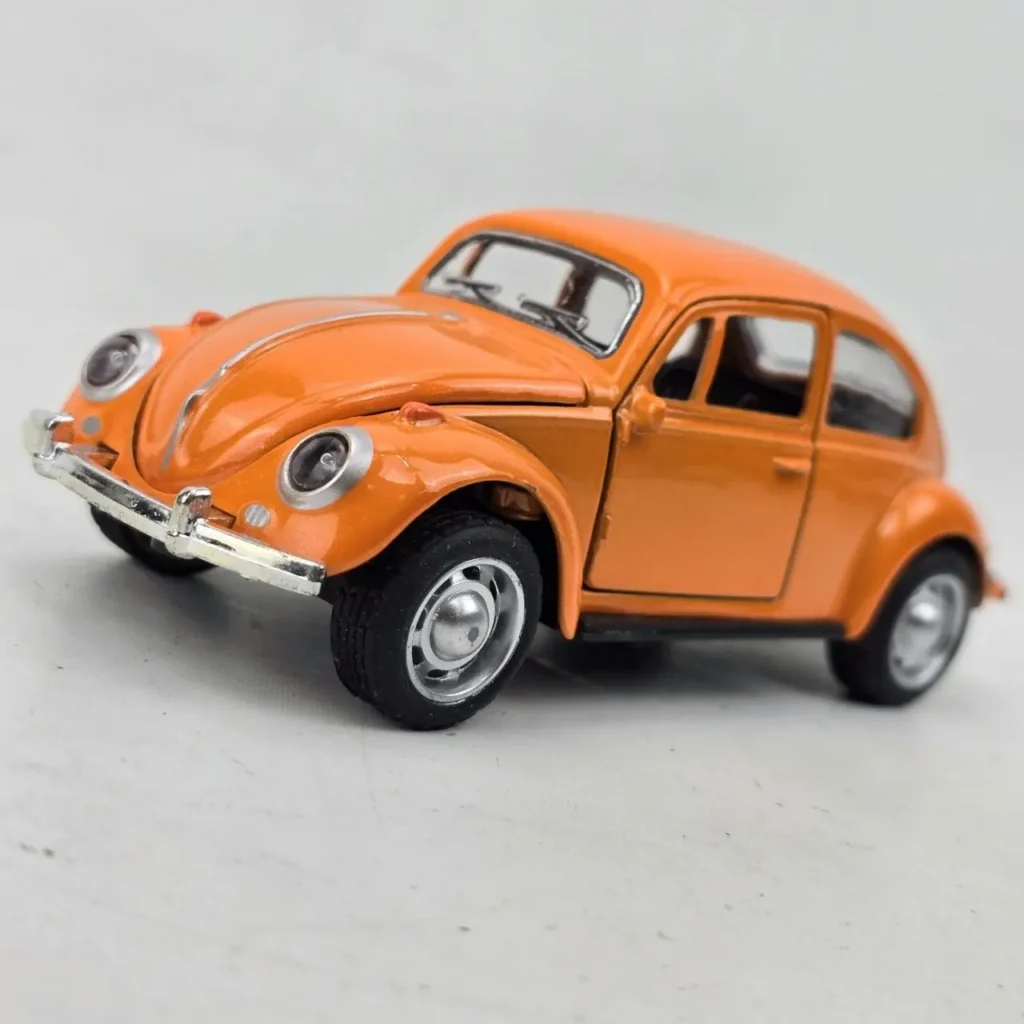 Coche de juguete Volkswagen Beetle naranja. by Remates Narvaja