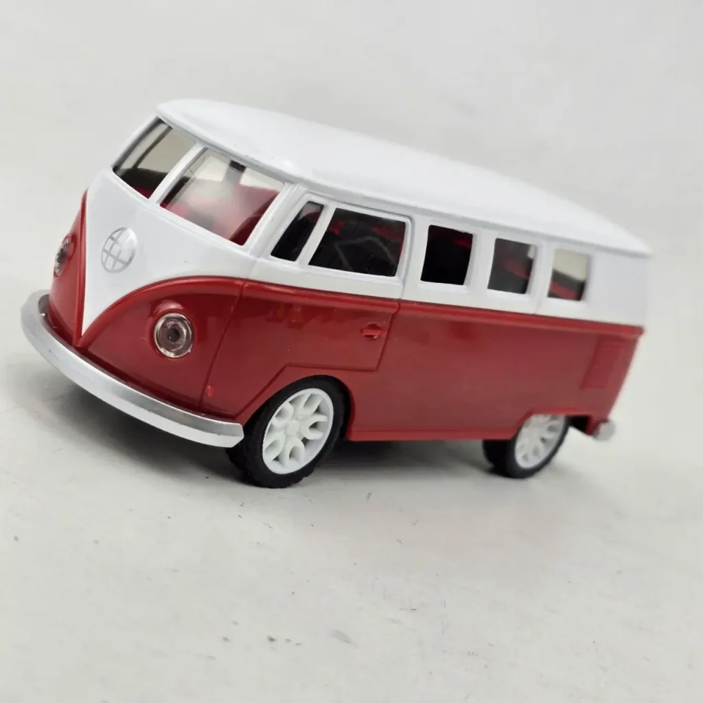 Modelo a escala furgoneta Volkswagen Combi roja y blanca. by Remates Narvaja