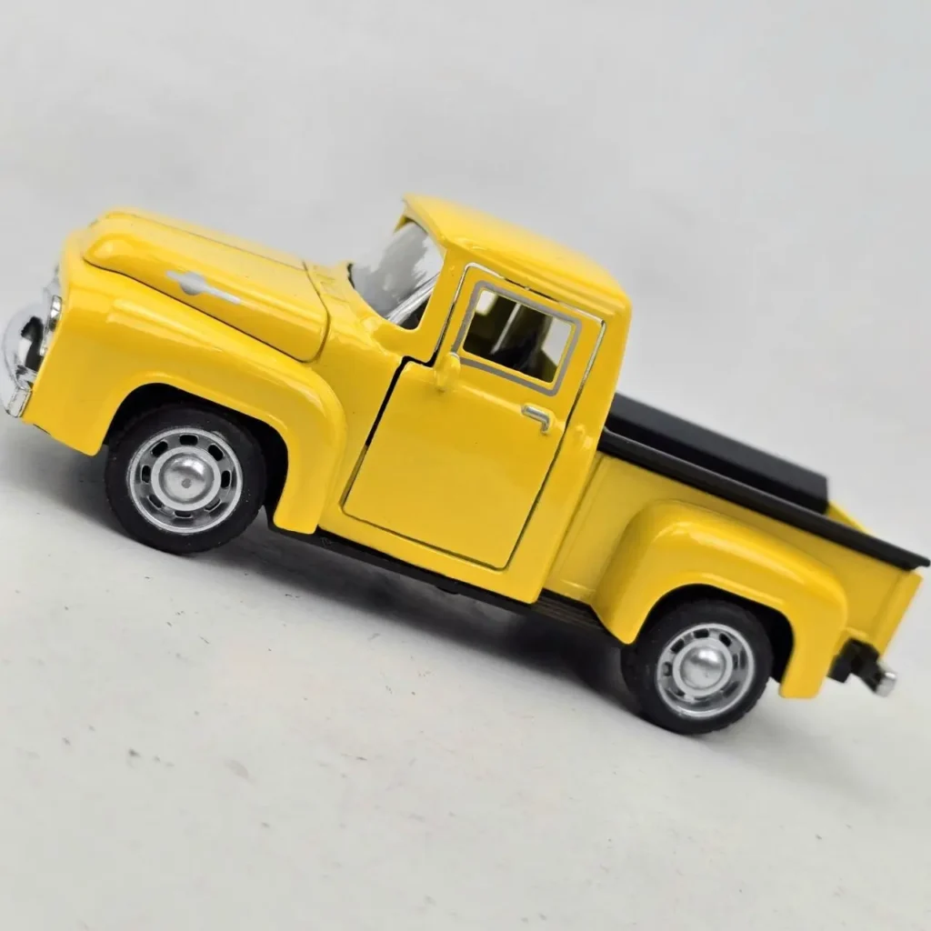 Camioneta pickup amarilla clásica de juguete. by Remates Narvaja